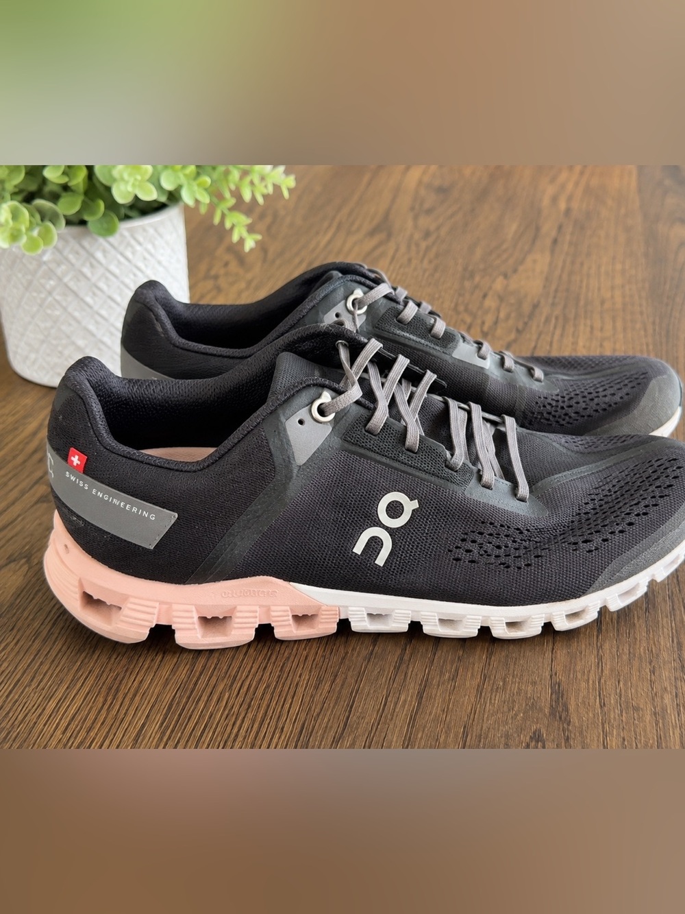 On Cloud Women’s Running Shoes Black Pink White Size 8